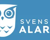 Vit uggla med texten SVENSKA ALARM. En logotyp som kan ge intrycket av en bluff.