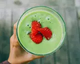 Zielone smoothie z truskawkami, idealne na zdrowe śniadanie. Inspiracja dla przepisów na zielone smoothie.