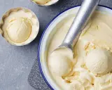 Krämig vaniljglass, perfekt för ett enkelt gelato recept. En skopa glass i en form och en stor skål med glass och skopa.