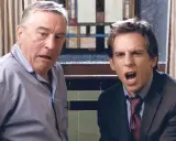 Robert De Niro och Ben Stiller i en komisk scen. Deras ansiktsuttryck antyder en intensiv diskussion, typiskt för filmer med Ben Stiller.