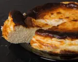 Sernik z opadniętym środkiem, z przypaloną skórką, wygląda apetycznie. Czy to przez temperaturę pieczenia, dlaczego sernik opada?