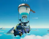 Niebieski autobus Battle Bus z baloniem w stylu Naruto unosi się nad wyspami. Gracze Fortnite gry online czekają na skok.