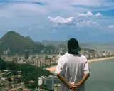 Widok na Rio de Janeiro z góry. Czy Brazylia jest bezpieczna? Miasto rozciąga się aż po horyzont, a plaża zachęca do odpoczynku.