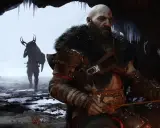 Kratos w jaskini, przygotowuje łuk. W tle postać z rogami. God of War Ragnarök - poradnik.