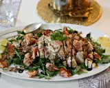 En lyxig sallad till buffé med lax, potatis, ruccola och citronklyftor. En festlig rätt som passar perfekt för alla tillfällen.