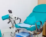 Gabinet ginekologiczny z fotelem i kolposkopem. Przygotowanie do badania urodynamicznego.