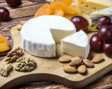 Pyszny camembert, winogrona, orzechy i suszone morele. Zastanawiasz się, ile kalorii ma camembert?