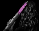 Ein Lockenstab nutzt den Coanda-Effekt, um Haare sanft zu stylen.