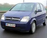 Niebieski Opel Meriva 1.7 CDTI jedzie po moście.