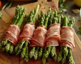 Des asperges au jambon, roulées et assaisonnées, prêtes à être servies comme délicieuses entrées.