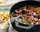 En mustig kalops i gjutjärnsgryta, med morötter och lagerblad. Serveras med äppelkompott och potatismos. Ett klassiskt kalops recept.