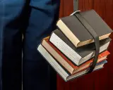 Stos książek, symbol wiedzy, idealny na studia dietetyka Łódź.