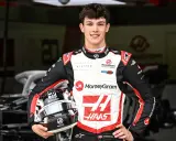 Oliver Bearman, junger Rennfahrer im Haas F1 Team, hält seinen Helm in der Hand.