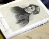 Stary portret Adama Mickiewicza, autora "Pana Tadeusza". Inwokacja tekstu widoczna na marginesie.