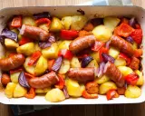 Pyszna kiełbasa z piekarnika z ziemniakami, papryką i cebulą w jednej blaszce.
