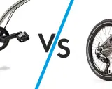 Zwei Fahrräder im Vergleich: eins mit Zahnriemen, das andere mit klassischer Kette.