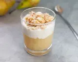 Ein Glas mit Birnenkompott, Sahne und Streuseln. Perfekt, wenn man etwas Süßes sucht, das gut zu Birnenkompott passt.