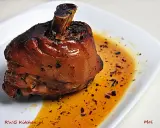 Apetyczna golonka w piwie, pieczona do perfekcji, z chrupiącą skórką i soczystym mięsem, podana w aromatycznym sosie.