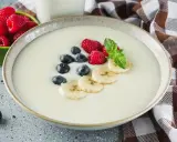 Pyszna kasza manna na mleku z malinami, borówkami i bananem. Idealne śniadanie dla każdego.