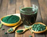 Spiruline en poudre, comprimés et boisson verte. Un trésor pour la santé et la beauté des cheveux.