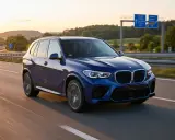 Blauer BMW iX5 Elektro fährt auf der Autobahn bei Sonnenuntergang.