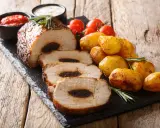 Pyszny schab ze śliwką, pieczone ziemniaczki, pomidorki i sosy. Idealny obiad!