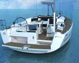 Le voilier Dufour Duo 26, prêt pour l'aventure, navigue sur une mer calme.