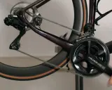 Nahaufnahme einer Fahrradkurbel und des Schaltwerks, während jemand die Kurbel dreht, um die di2 einzustellen.
