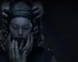 Senua w Hellblade 2 otoczona przez dłonie, jej twarz wyraża cierpienie.