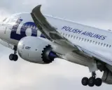 Samolot LOT Polish Airlines w locie, widok z boku na silnik i skrzydło.