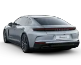 Silberner Porsche Panamera von hinten. Ein Traumauto, das man im Porsche Konfigurator Code erstellen kann.
