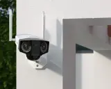 Kamera monitoringu z dwoma obiektywami zamontowana na białej ścianie.