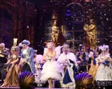 Scena z "Upiora w Operze" – barwny bal maskowy z konfetti.
