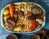 Un plato generoso para comer cocido en pueblos de Madrid: garbanzos, patatas, zanahoria, carnes y embutidos.