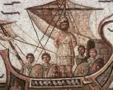 Antike Mosaik: Odysseus auf seinem Schiff, auf dem Weg zu seiner Insel. Männer mit Schilden und ein Mann mit Bart stehen an Bord.
