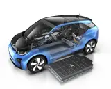 Corte transversal de un BMW i3 azul, mostrando su interior y la batería extraída, lista para ser colocada en el maletero.