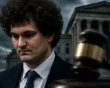 Sam Bankman-Fried w garniturze, zamyślony, na tle sądu i młotka sędziowskiego.
