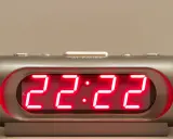 Cyfrowy zegar pokazuje 22:22. To może być znak, że 1331 znaczenie jest blisko.