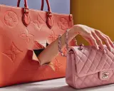 Vergleich: Louis Vuitton Replica vs. authentische Tasche. Eine Hand greift aus einer großen orangefarbenen Tasche nach einer kleinen rosa gesteppten Tasche.