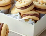 Des biscuits sablés garnis d'une crème au chocolat onctueuse, parfaits pour une pause gourmande.