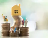 Miniaturowe figurki ludzi i domku na stosach monet. Symbolizują różne modele rodziny, w tym rodzinę patchworkową, i ich sytuację finansową.