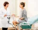 Lekarka uspokaja pacjentkę przed badaniem. Czy cytologia boli? Lekarka wyjaśnia, że nie musi.