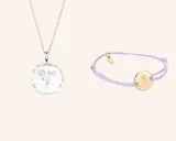 Collier et bracelet avec un symbole mois d'avril : des fleurs délicates gravées sur des médaillons.