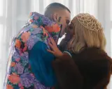 Smolasty i Oliwka w namiętnym uścisku. On w kolorowej kurtce, ona w futrze i ozdobnej opasce.