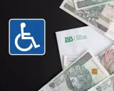 Symbol osoby na wózku inwalidzkim obok koperty ZUS i polskich banknotów. To symbol wsparcia, co to renta.