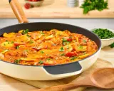 Herzhaftes rezept hackfleisch kartoffeln in einer Pfanne, garniert mit Petersilie und Kirschtomaten.