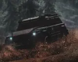 Czarny, opancerzony pojazd przemierza błotnisty teren w deszczu. Niesamowite efekty wizualne dzięki gta 5 mody.