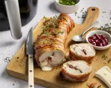 Saftiges schweinefilet im speckmantel, perfekt im Airfryer zubereitet, mit Käse und Cranberry-Füllung.