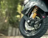 Szczegół przedniego koła motocykla z amortyzatorem. Idealny do dokumentowania umowa sprzedaży motocykla.
