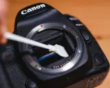 Pulizia sensore reflex Canon con apposito strumento. Un tocco delicato per immagini perfette.